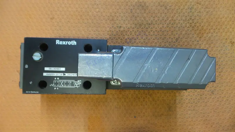 Bosch Rexroth 0811404821 4Wrpeh10c1b100l-2X/G24k0/A1m Control Valve 1
