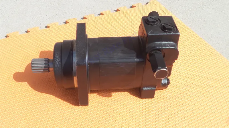 Char-Lynn 105-1672-006 Hydraulic Motor Eaton 105-1672 Swing Brush New 2