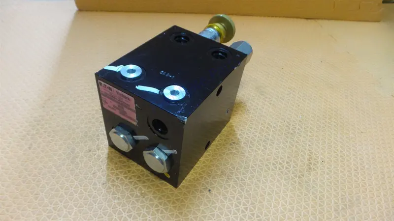 John Deere Afh205295 Hydraulic Pressure Valve Round Baler Control 560M 1