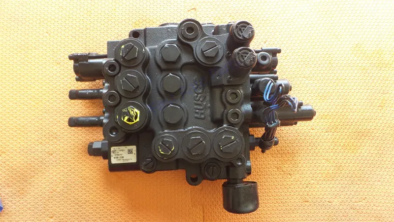 John Deere At404747 Control Valve Skid Steer Loader 318E 319E 320E 1