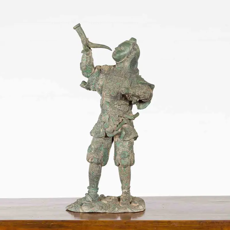 Solider Signaling The Horn 1