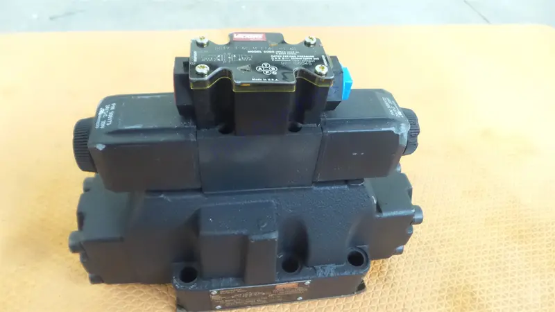 Vickers 836An00058a Directional Control Valve 02-108045 Dg4v-3-6C-M-Ft 1