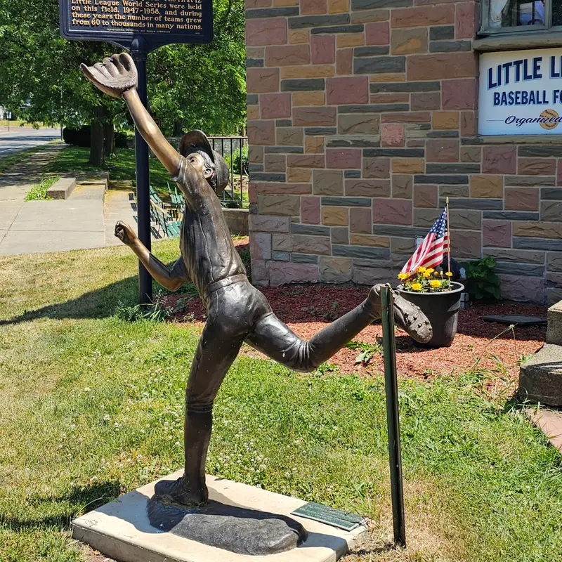 Winning Catch Baseball Statue 1